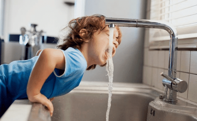 baby-drinking-tap-water-